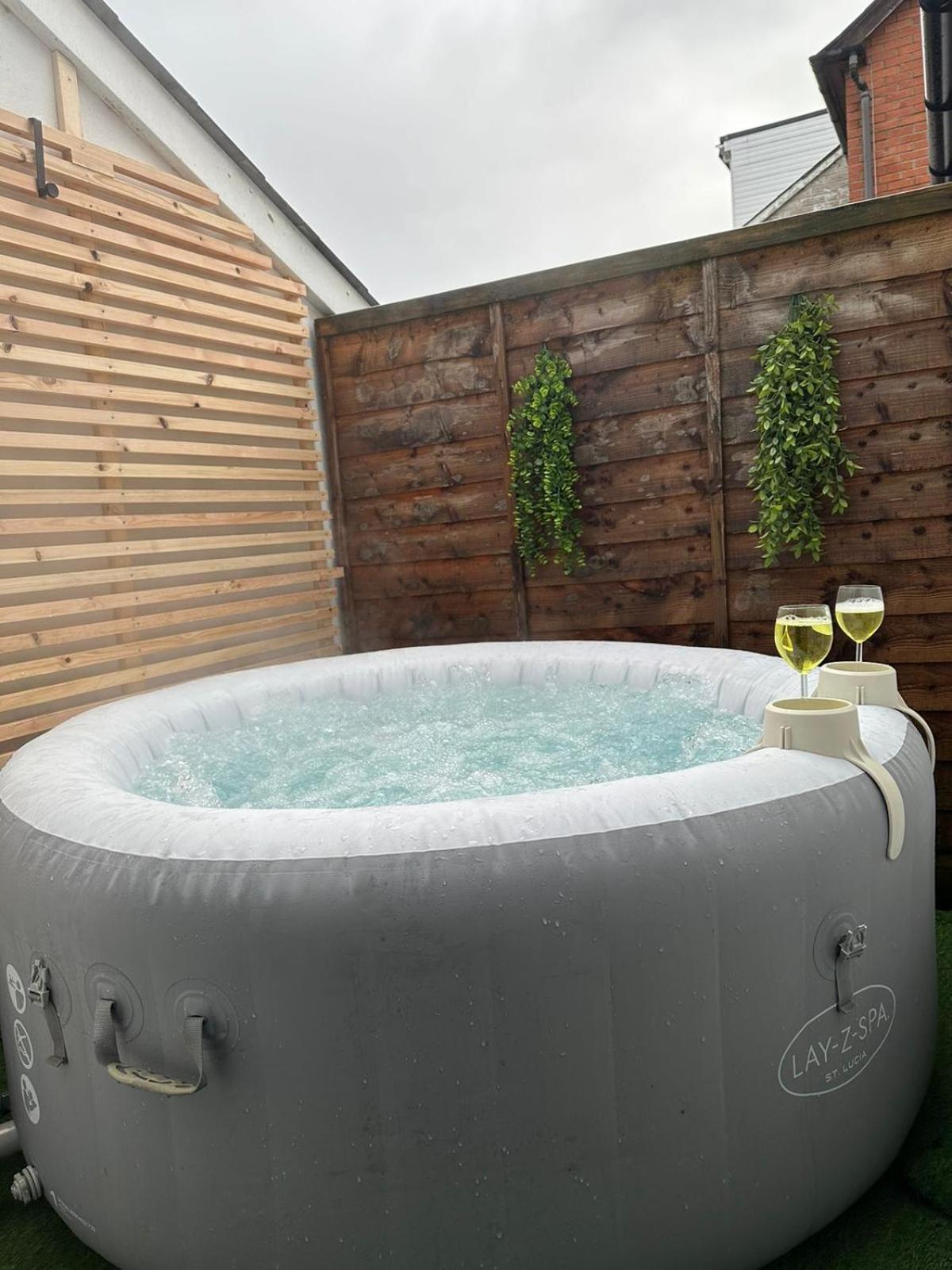 2 Bedroom Flat With Hot Tub Cardiff Esterno foto