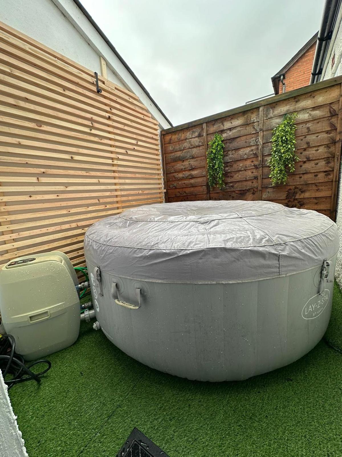 2 Bedroom Flat With Hot Tub Cardiff Esterno foto