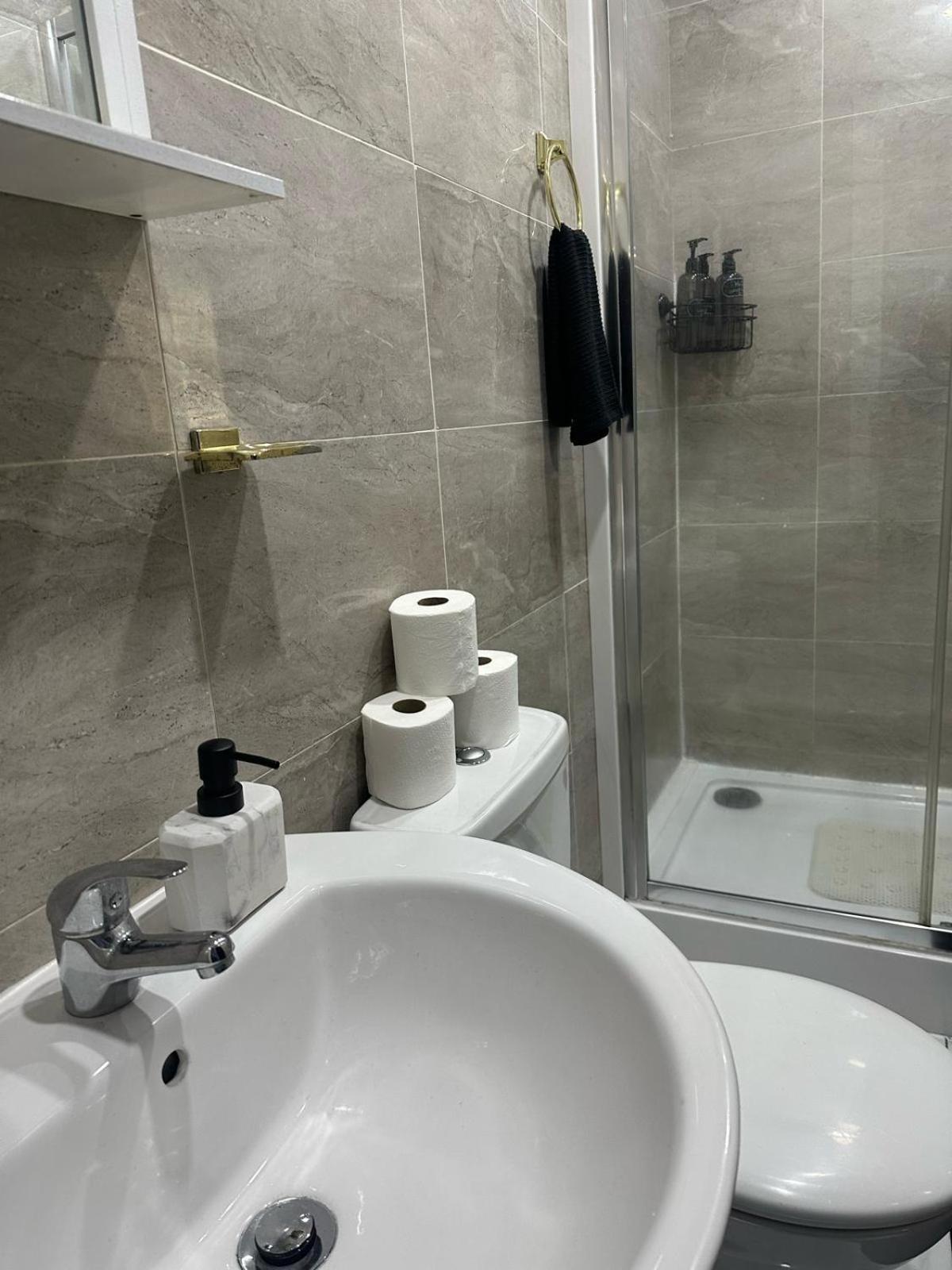 2 Bedroom Flat With Hot Tub Cardiff Esterno foto