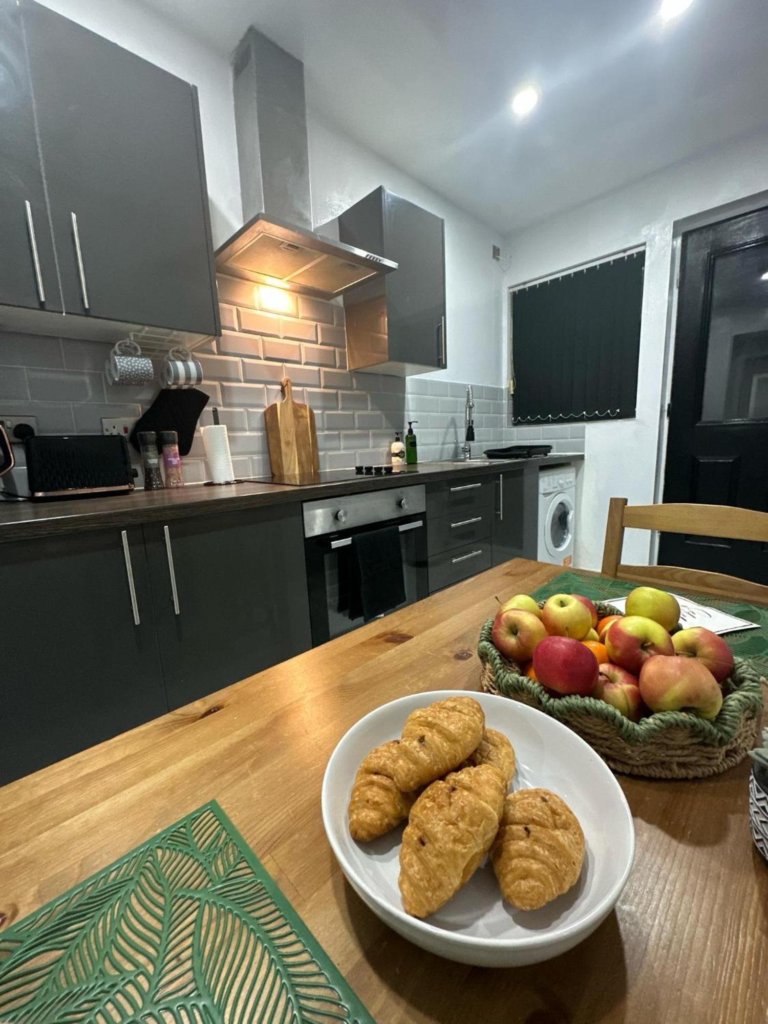 2 Bedroom Flat With Hot Tub Cardiff Esterno foto
