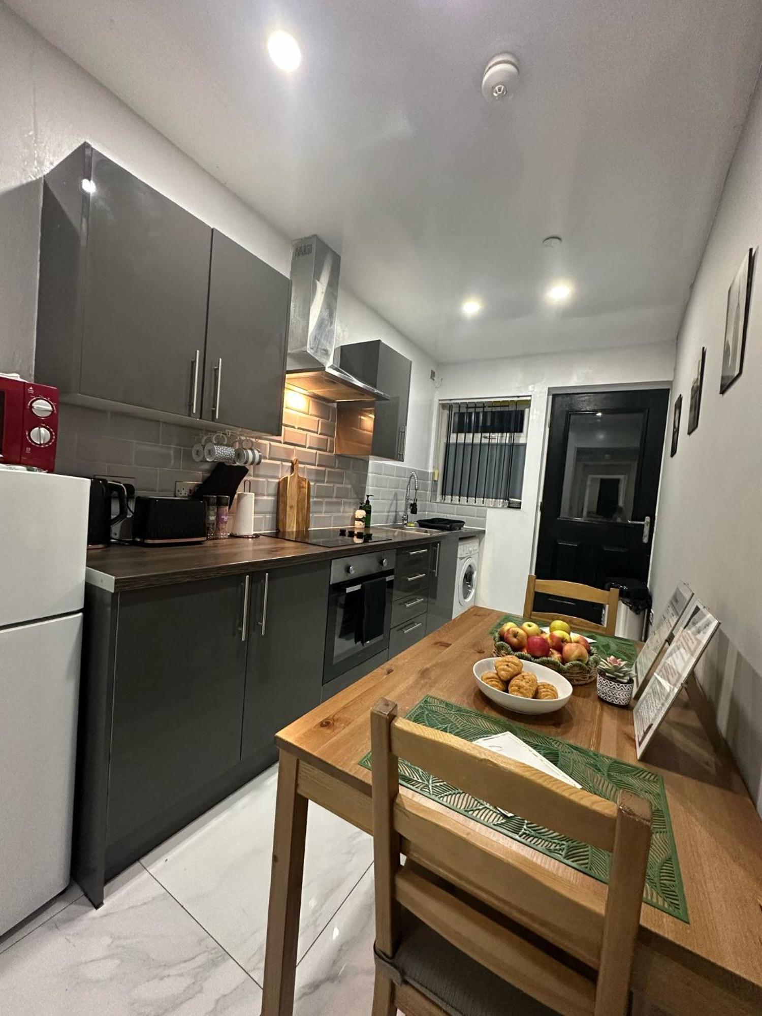 2 Bedroom Flat With Hot Tub Cardiff Esterno foto