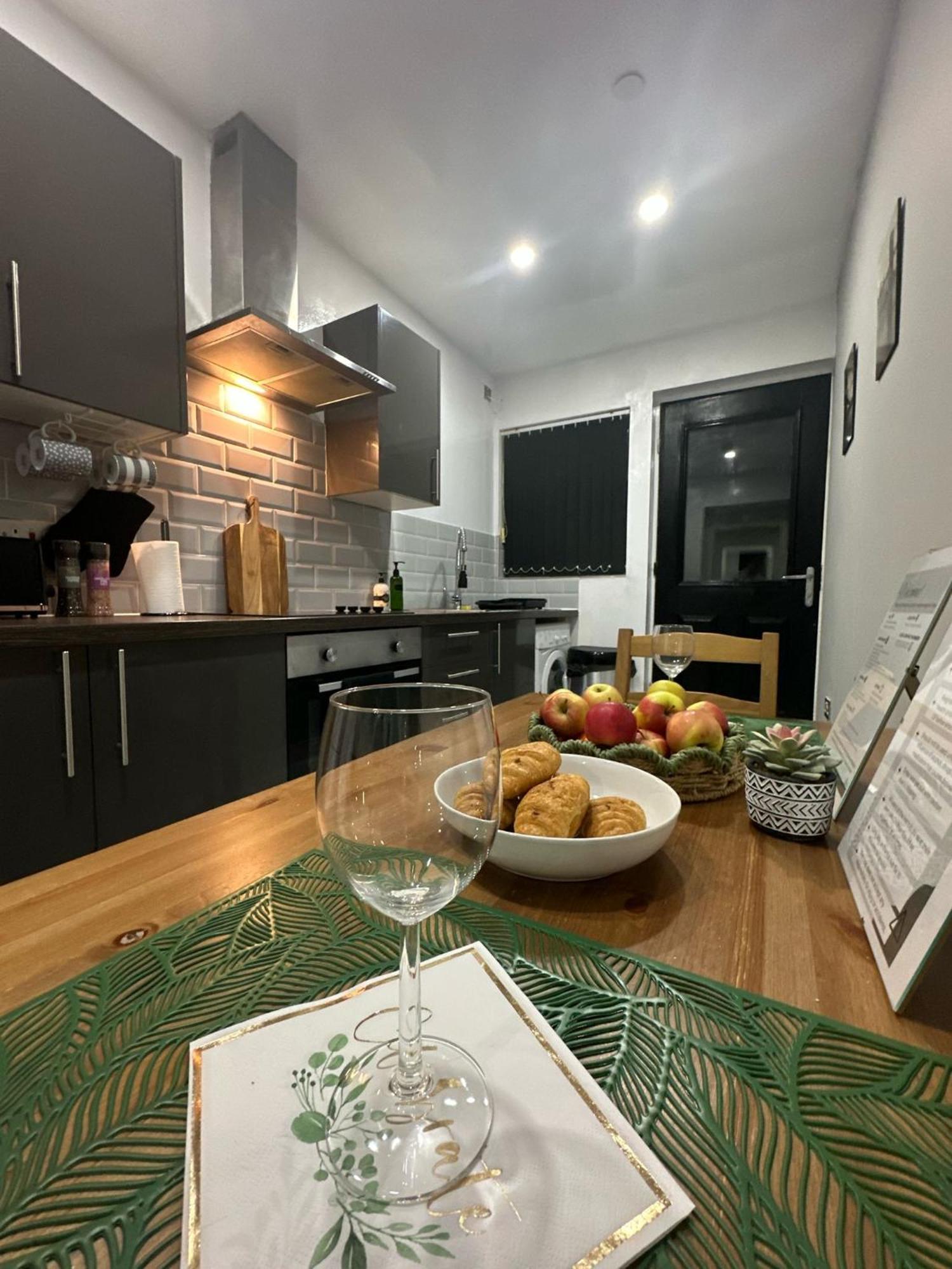 2 Bedroom Flat With Hot Tub Cardiff Esterno foto